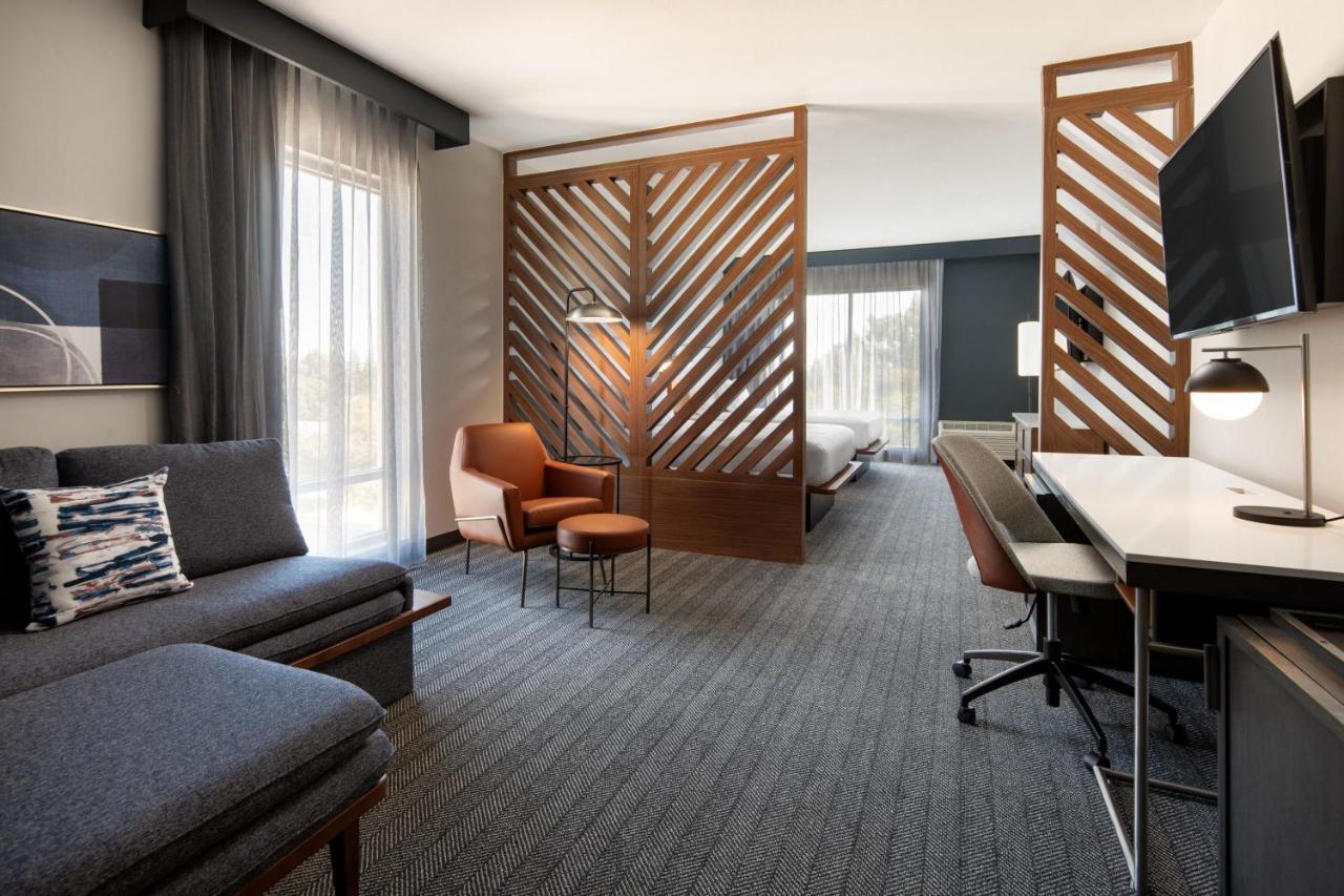 ホテル Courtyard By Marriott Fresno クローヴィス エクステリア 写真