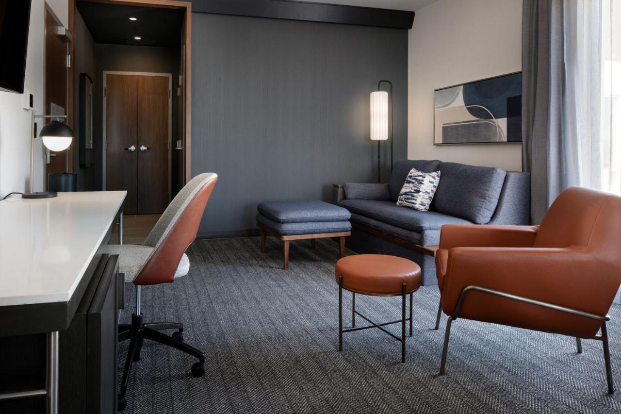 ホテル Courtyard By Marriott Fresno クローヴィス エクステリア 写真