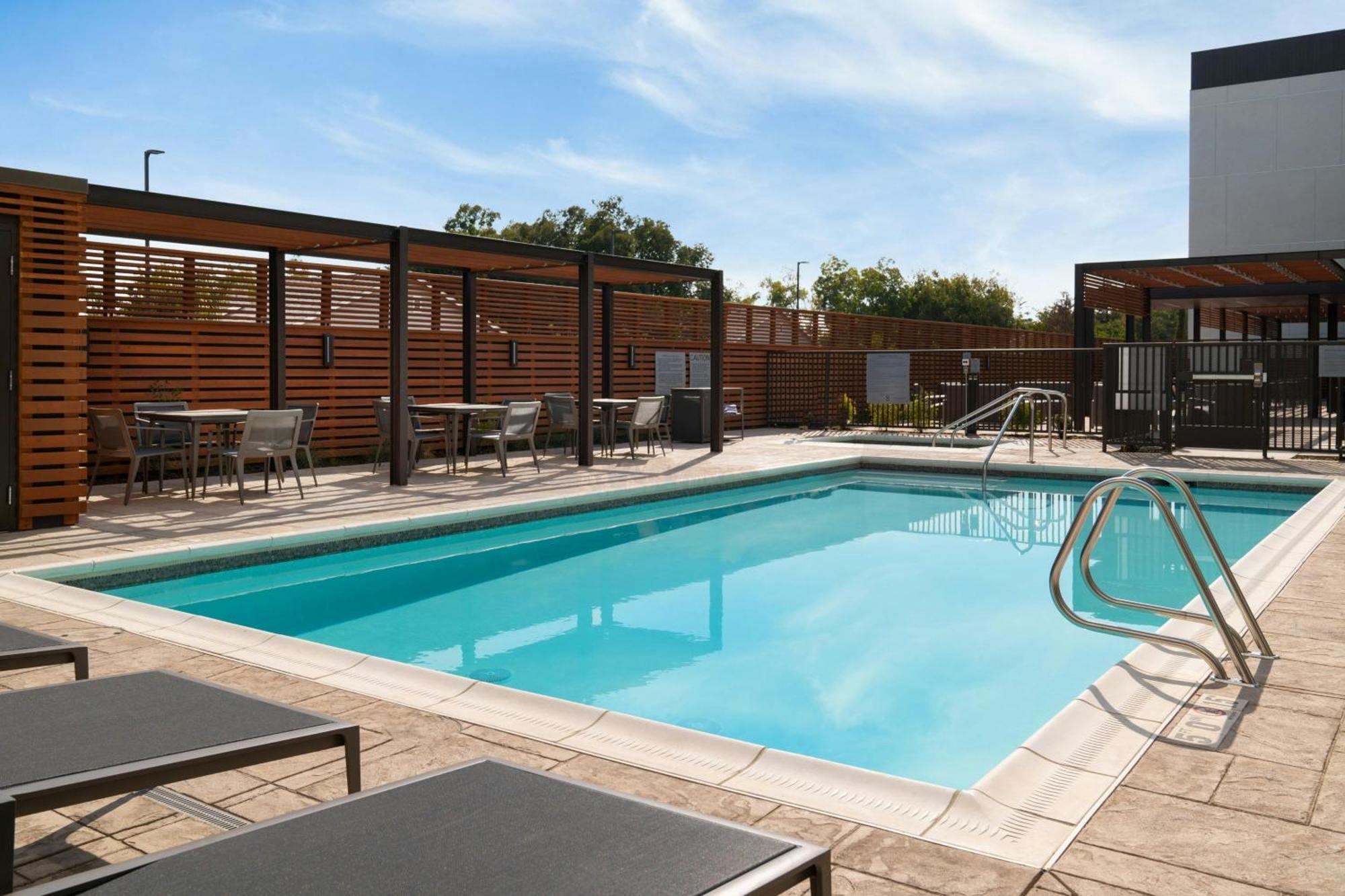 ホテル Courtyard By Marriott Fresno クローヴィス エクステリア 写真