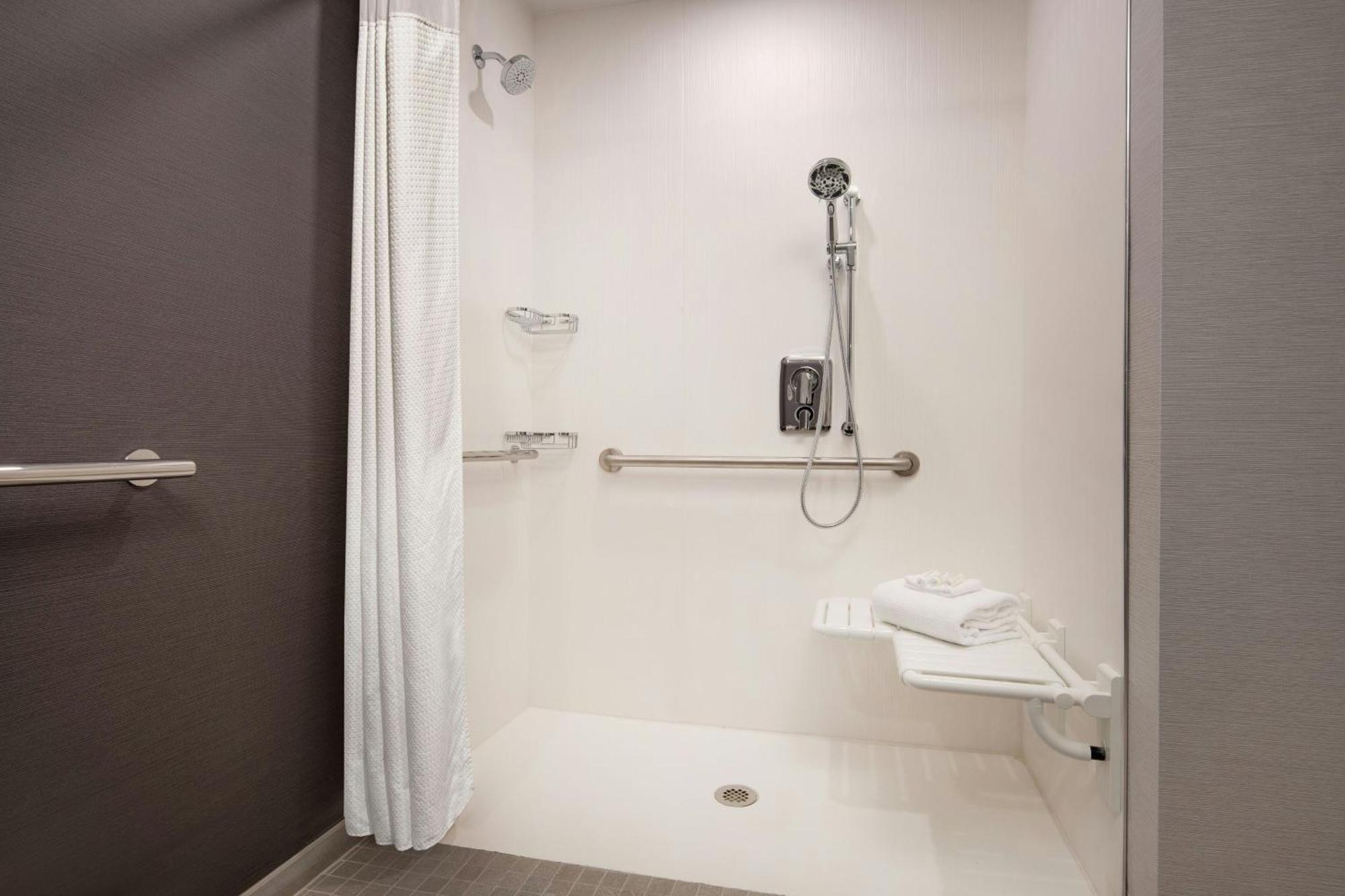 ホテル Courtyard By Marriott Fresno クローヴィス エクステリア 写真