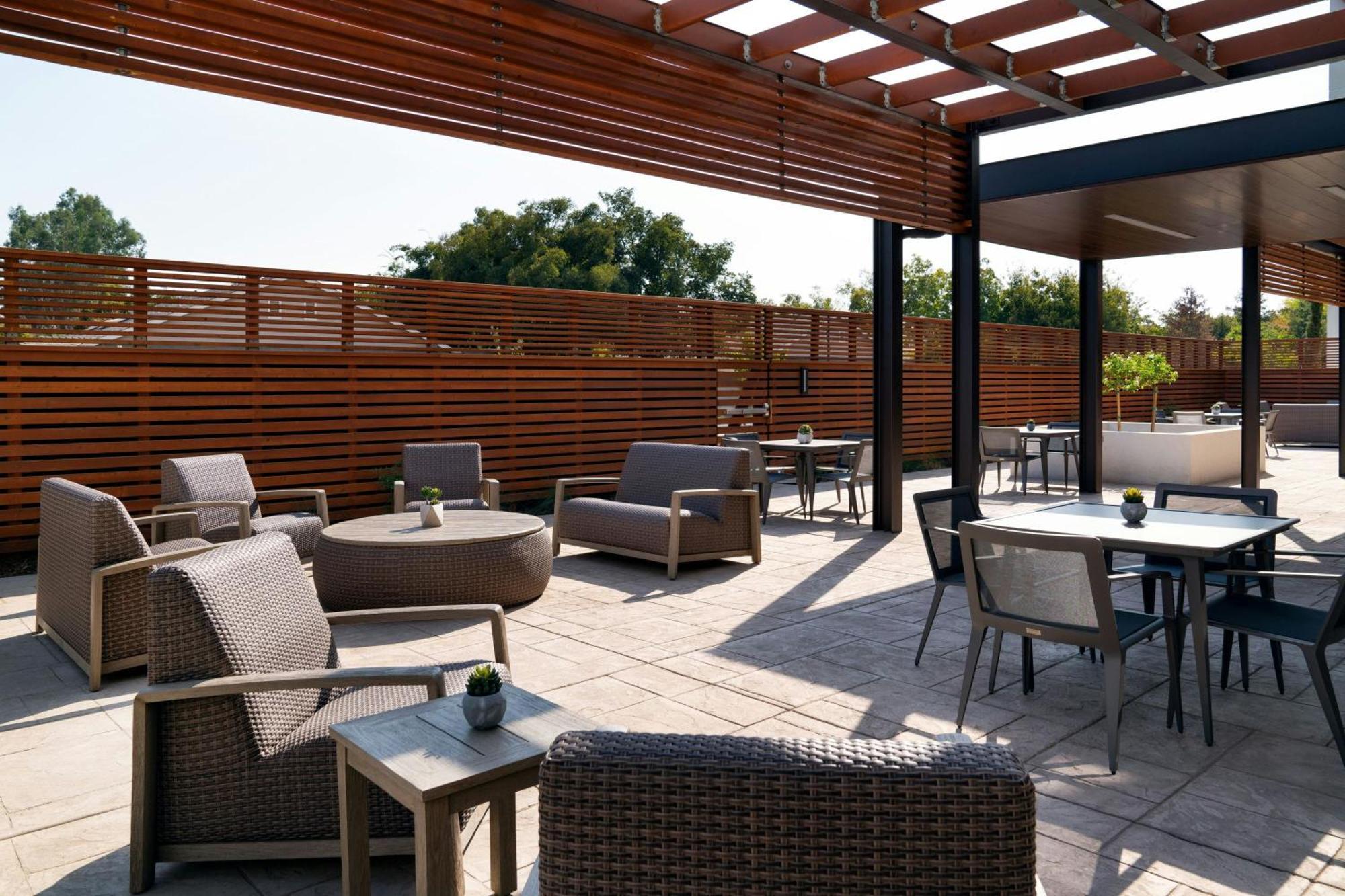 ホテル Courtyard By Marriott Fresno クローヴィス エクステリア 写真