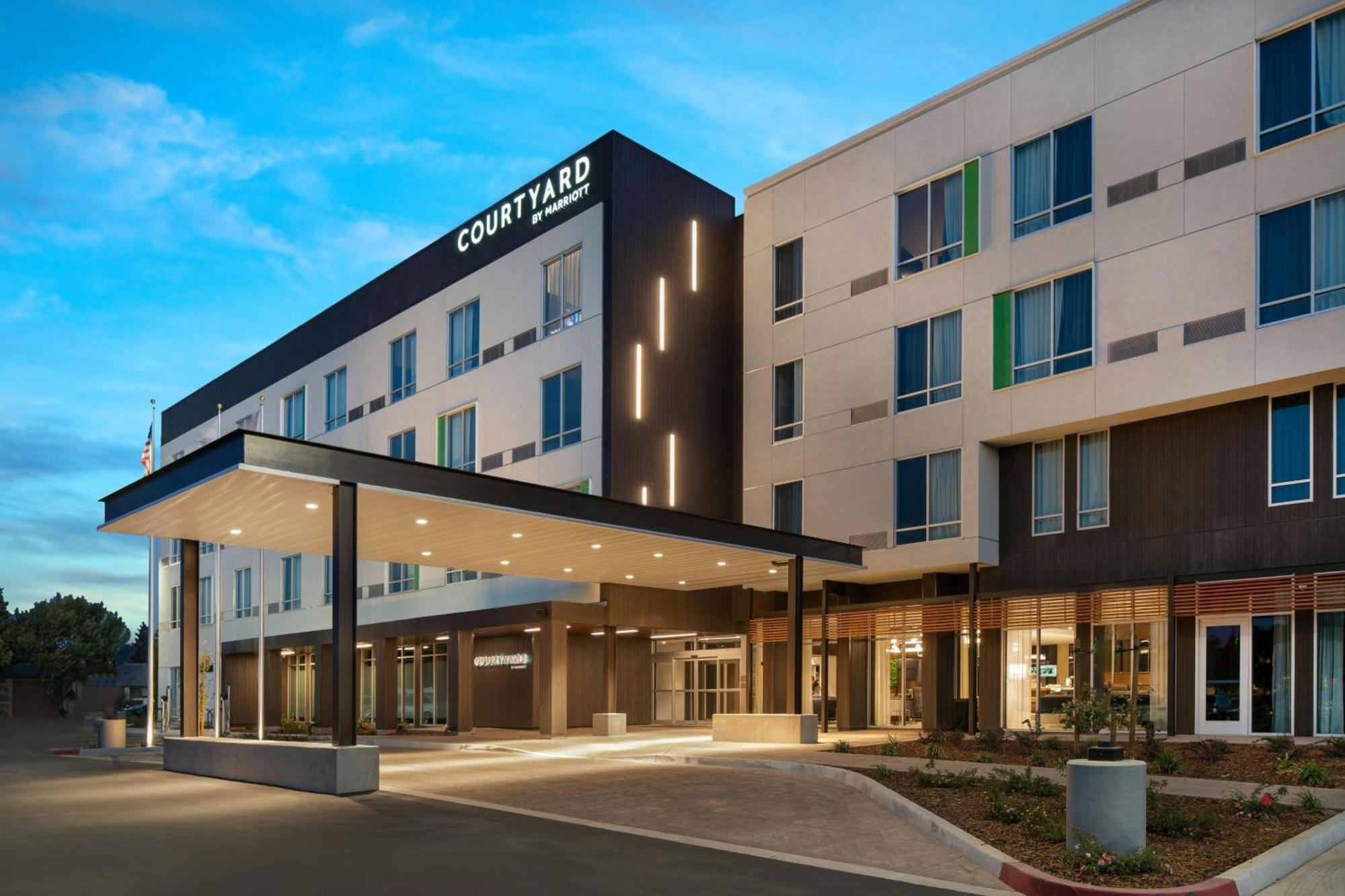 ホテル Courtyard By Marriott Fresno クローヴィス エクステリア 写真